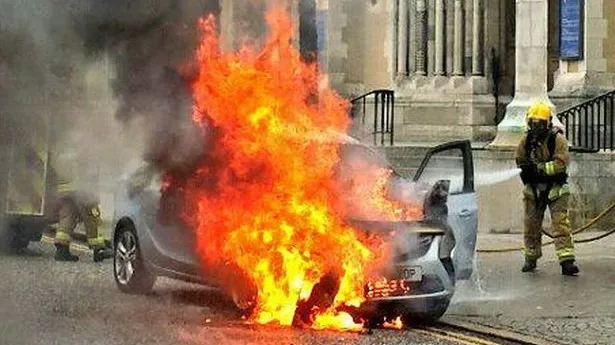 Români prinși în violențele din Belfast: „Ne-au incendiat casele. Am fugit cu copiii”