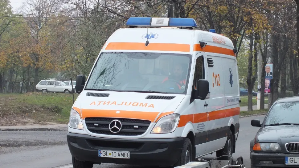 Furtună violentă în Târgoviște: acoperiș smuls de vânt a lovit o persoană pe stradă