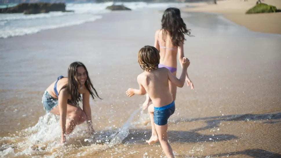Vacanța de vară 2026. Când termină cursurile elevii din România și cât durează pauza