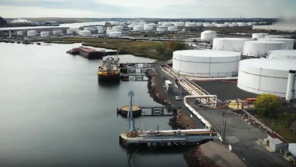 Prețul petrolului scade cu 10% după anunțul crucial al Iranului privind Strâmtoarea Ormuz