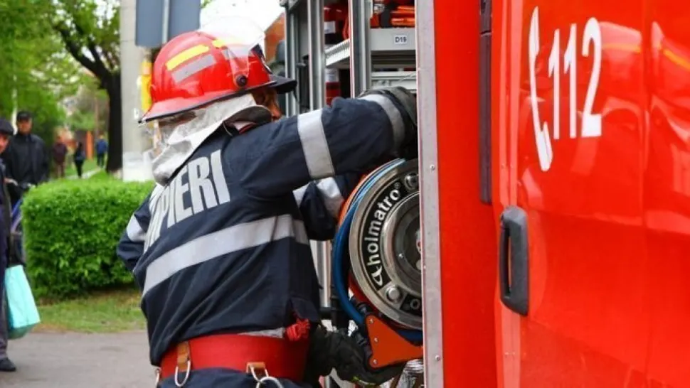 Incendiu într-un bloc din Sfântu Gheorghe. Două persoane au ajuns la spital, zeci de locatari s-au evacuat