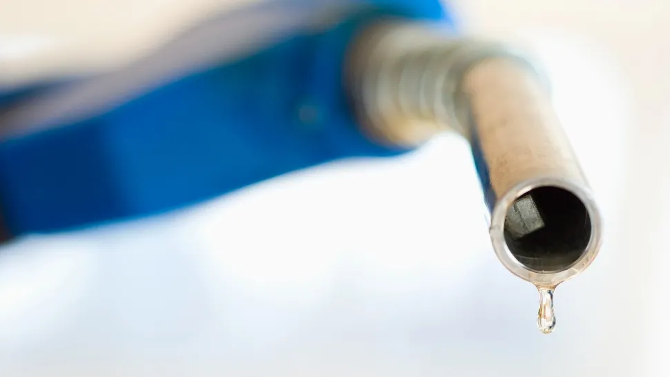 Carburanții se scumpesc din nou. Motorina urcă spre 10 lei pe litru