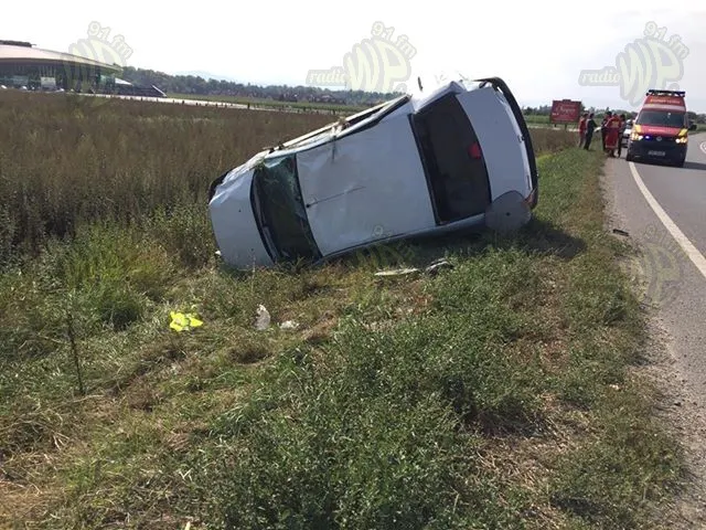 Maşină răsturnată la ieșirea din Sfântu Gheorghe spre Miercurea Ciuc