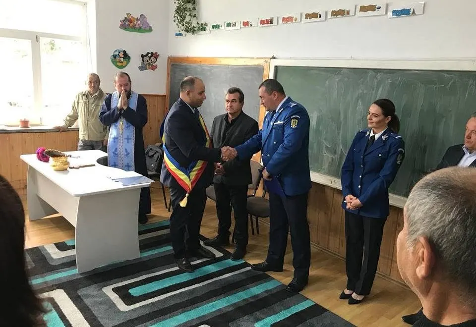 Cărți cadou de la Jandarmeria Covasna pentru Şcoala din Lunca Mărcușului