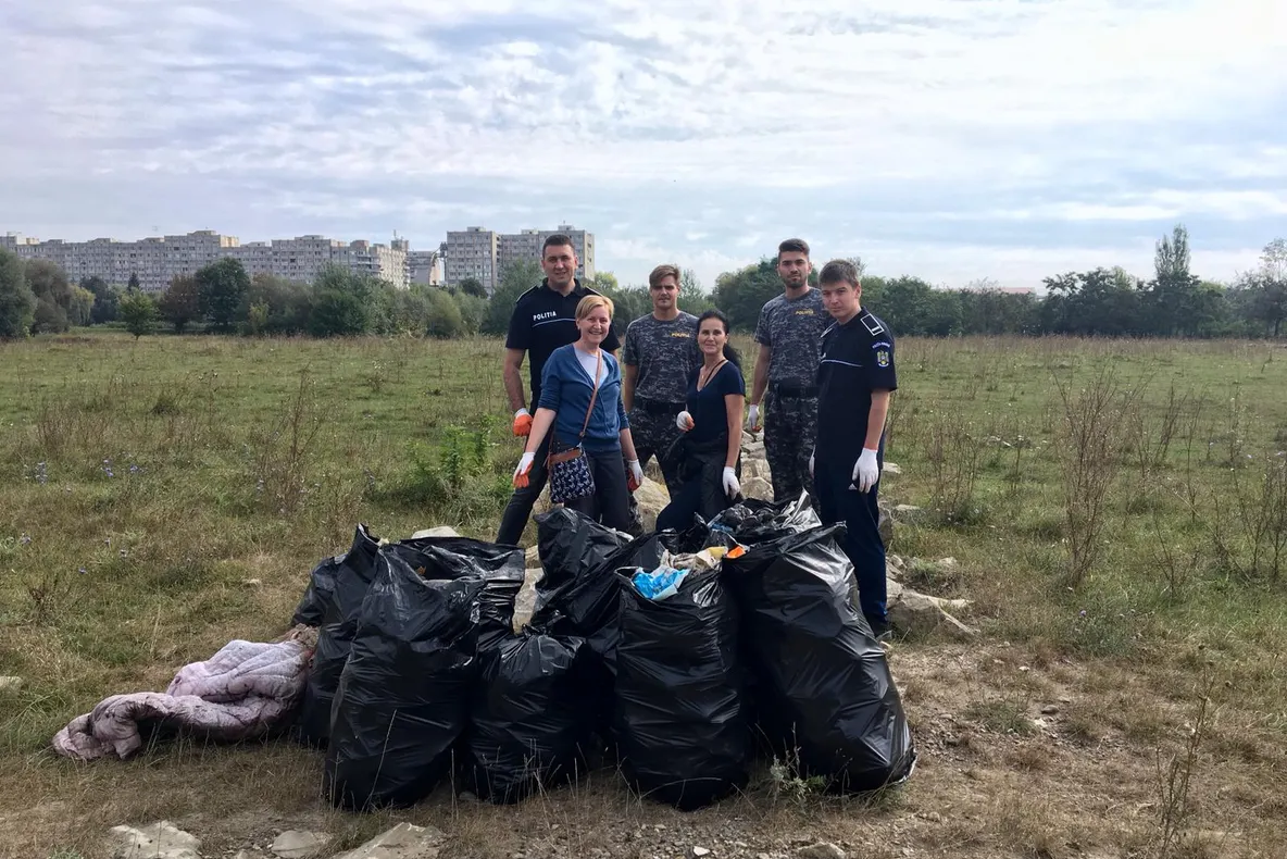 Poliţiştii şi pompierii covăsneni au participat la campania „Let’s do it, Romania!”
