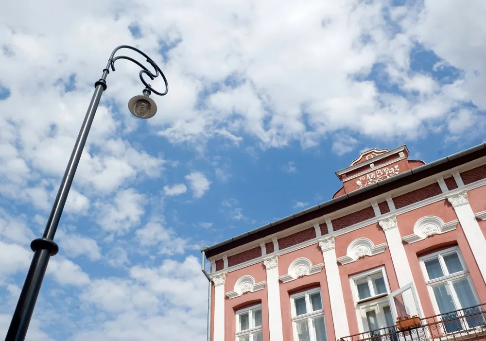 10 străzi din Sfântu Gheorghe vor avea în curând iluminat public nou