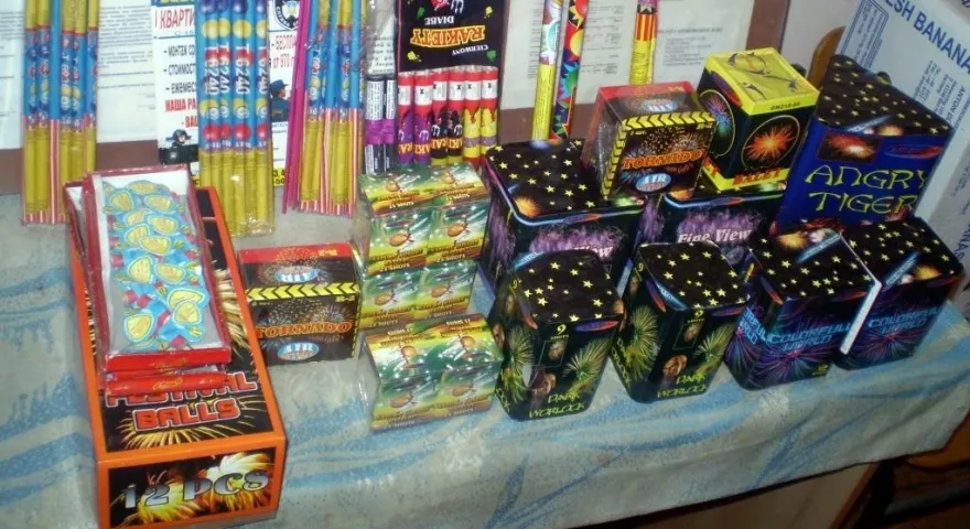 Articole pirotehnice și aproape 9.400 de țigări de contrabandă confiscate de polițiștii covăsneni
