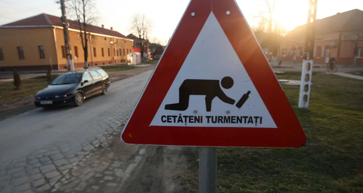 Reținut pentru 24 de ore după ce le-a făcut „cadou” polițiștilor un indicator rutier