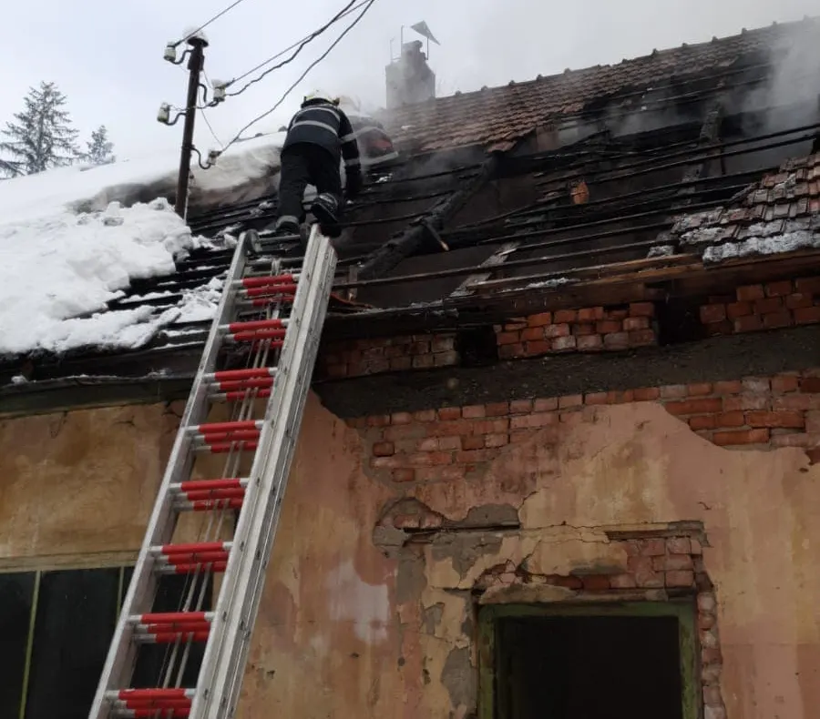 Incendiul din curtea Spitalului de Cardiologie Covasna, lichidat după mai bine de 4 ore