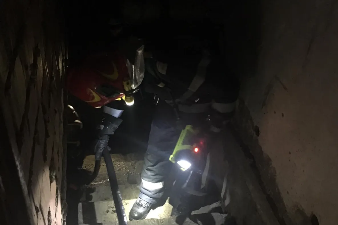 Incendiu în subsolul unui bloc din Covasna. 11 persoane au fost evacuate
