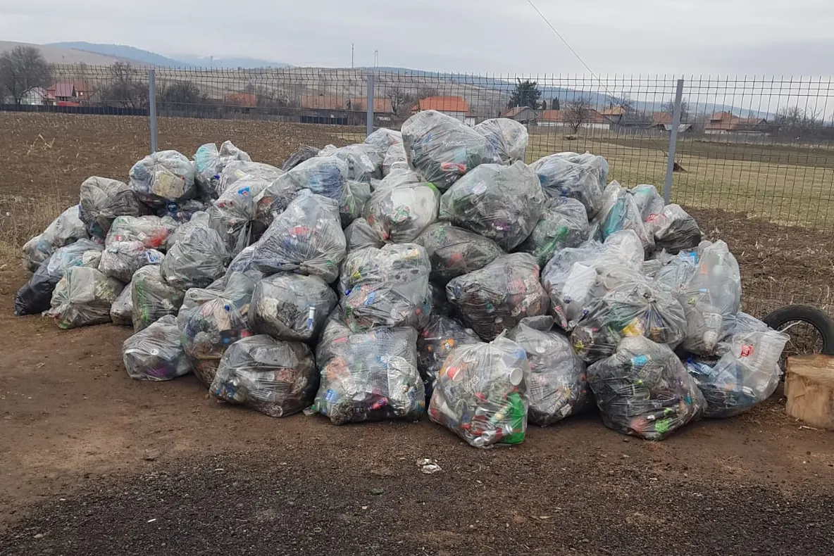 Gunoaie strânse de drumari pe DN11 în zona Breţcu – Oituz