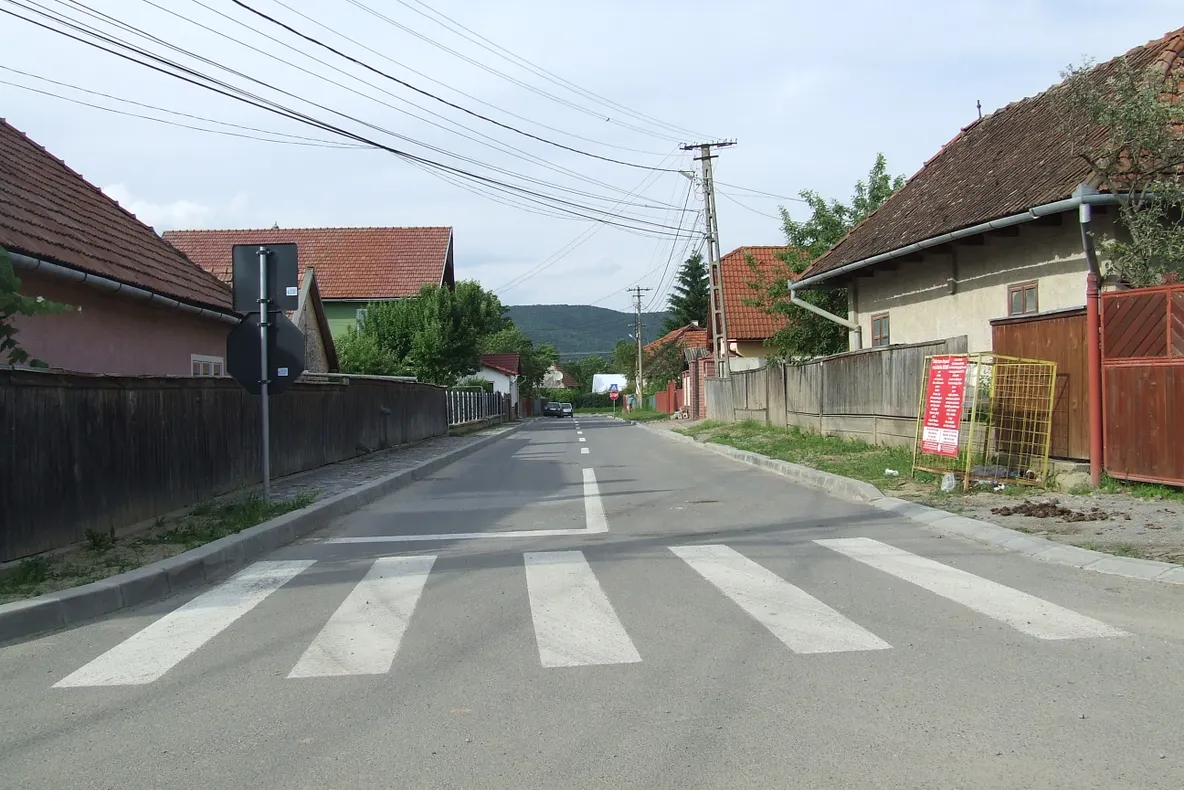 Reabilitarea infrastructurii rutiere a stațiunii Covasna bate pasul pe loc