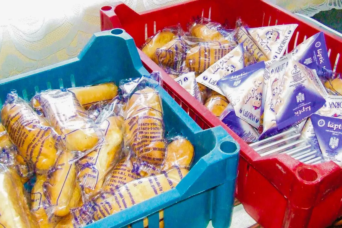 La Sfântu Gheorghe elevii se distrează aruncând cu lapte și corn peste gardul școlii