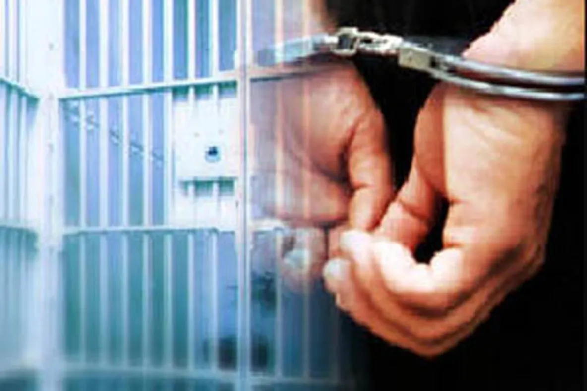 Tânăr de 23 de ani reţinut pentru 24 de ore pentru distrugere şi violenţă