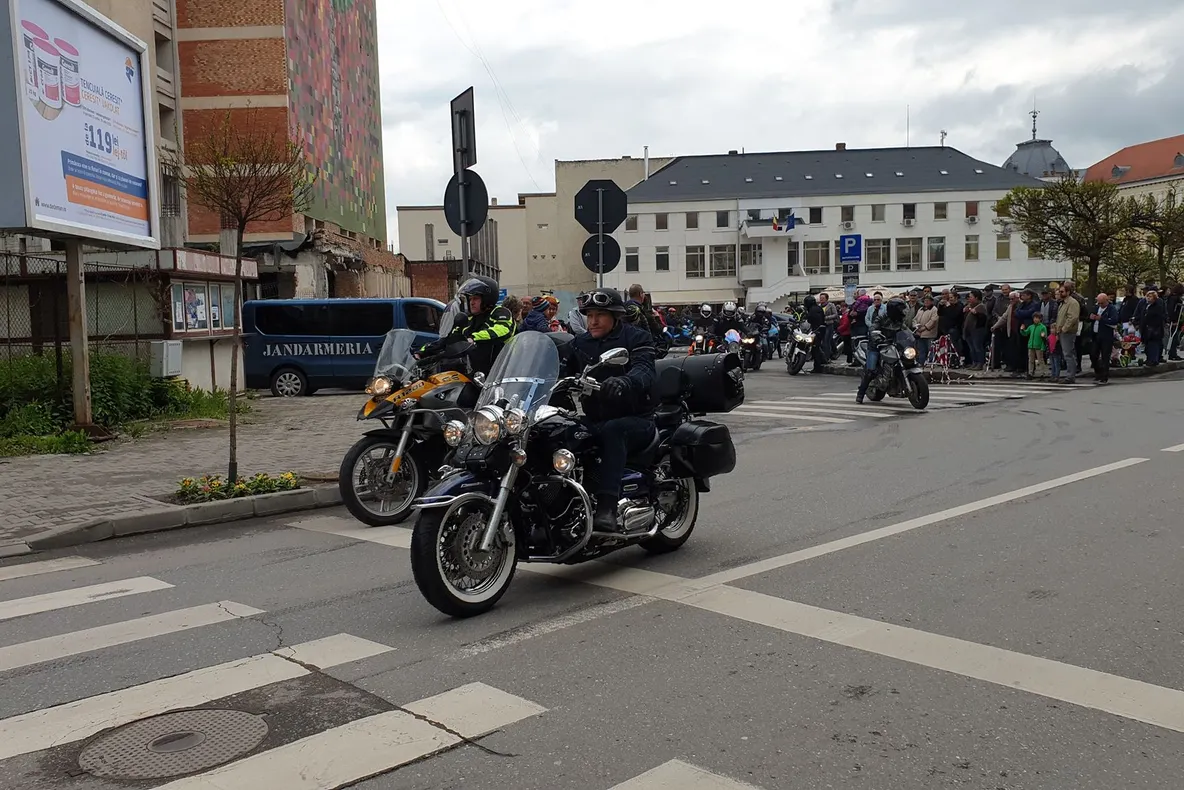 VIDEO: Zeci de motocicliști au defilat pe străzile din Sfântu Gheorghe, pentru siguranța în trafic
