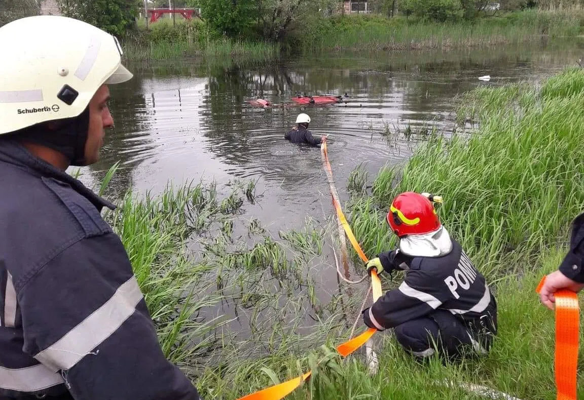 VIDEO. Mașină căzută în Râul Negru la Ozun