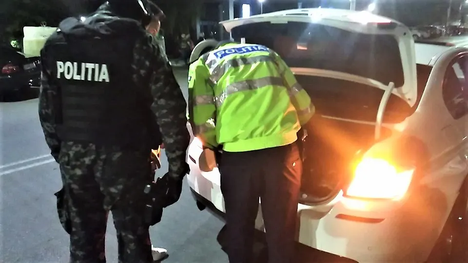 Razie a polițiștilor joi dimineaţă la Sfântu Gheorghe. Trei persoane bănuite de furt au fost reținute