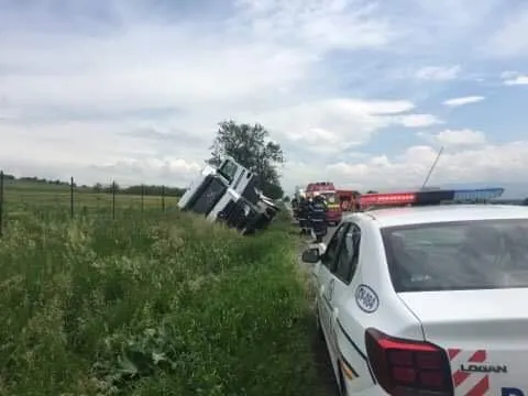 Un TIR a ajuns în şanţ pe DN11 în apropiere de Moacşa