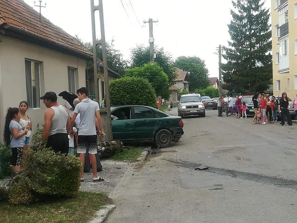 Accident în Sfântu Gheorghe. Un șofer a dărâmat un copac și a „parcat” într-o casă