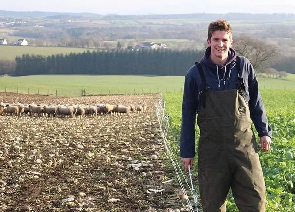 Până la 1.000 lei lunar pentru fermierii covăsneni care angajează tineri