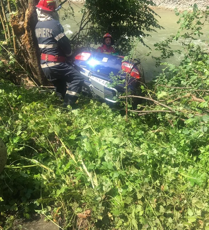 Accidente rutiere sâmbătă în județul Covasna. Două mașini au fost aproape să ajungă în Râul Buzău