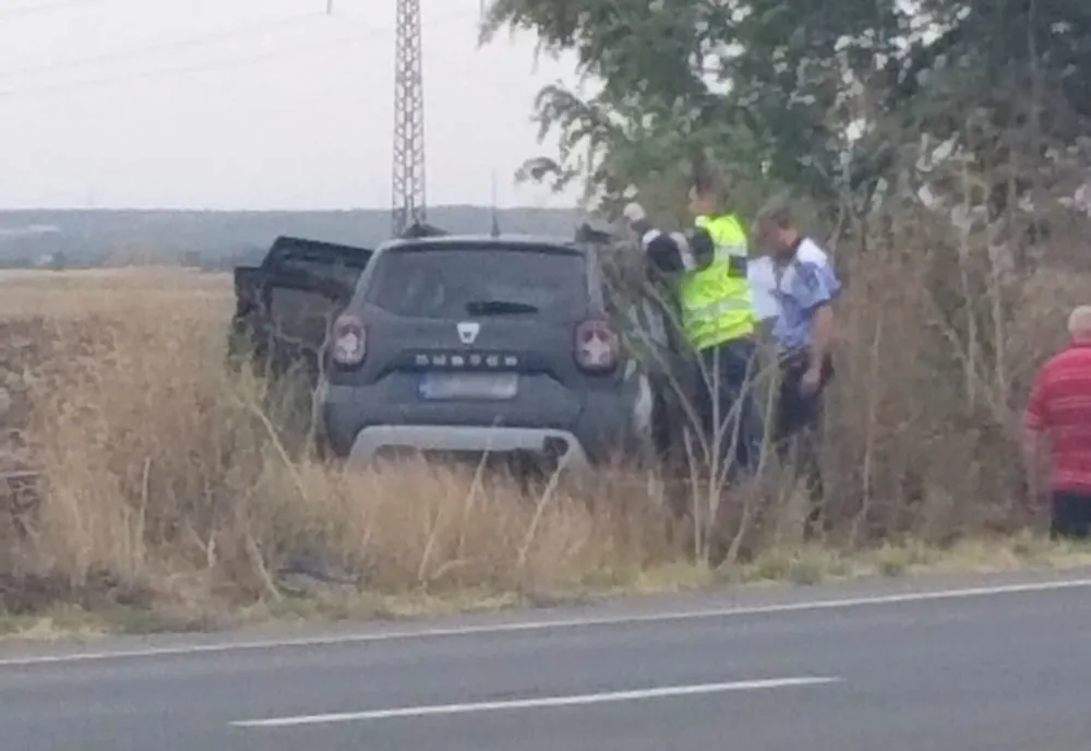 Cu mașina în șanț, la Bățani, după ce a derapat într-o curbă