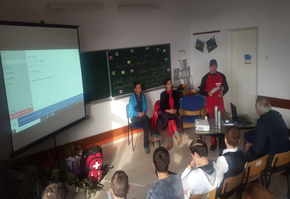 FOTO. Salvamont Covasna, activități interactive cu elevii din Ozun