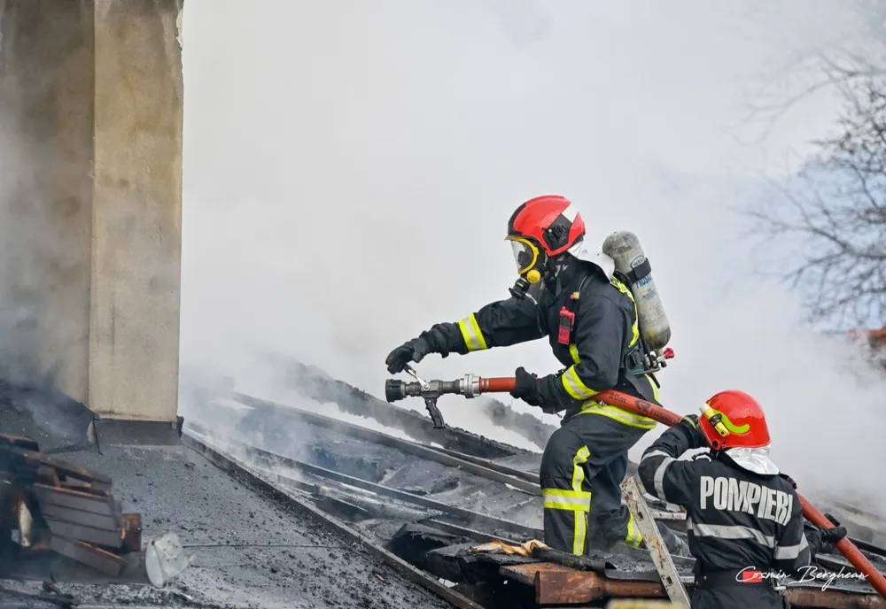 Incendiu la o casă din Târgu Secuiesc. Un pompier aflat în concediu a dat alarma