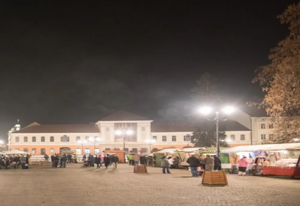 Desene de lumini pe clădirea Teatrului, la Sfântu Gheorghe