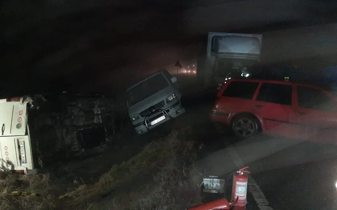Accident cu 3 mașini și 3 autoutilitare pe un drum din județul Covasna. Două persoane sunt la spital