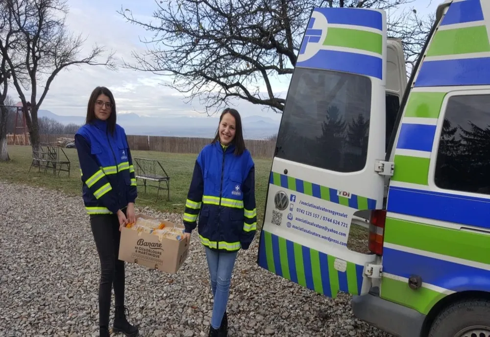 FOTO. Asociația Salvatore - peste 400 kg de alimente și dulciuri distribuite copiilor nevoiași. Faptele bune continuă