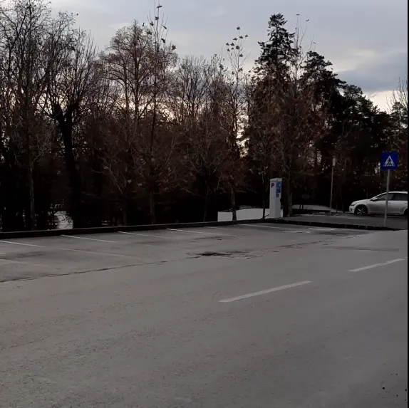 VIDEO. Șoferii din Sfântu Gheorghe „se bat” pe parcările fără plată din jurul blocurilor. În cele cu plată bate vântul