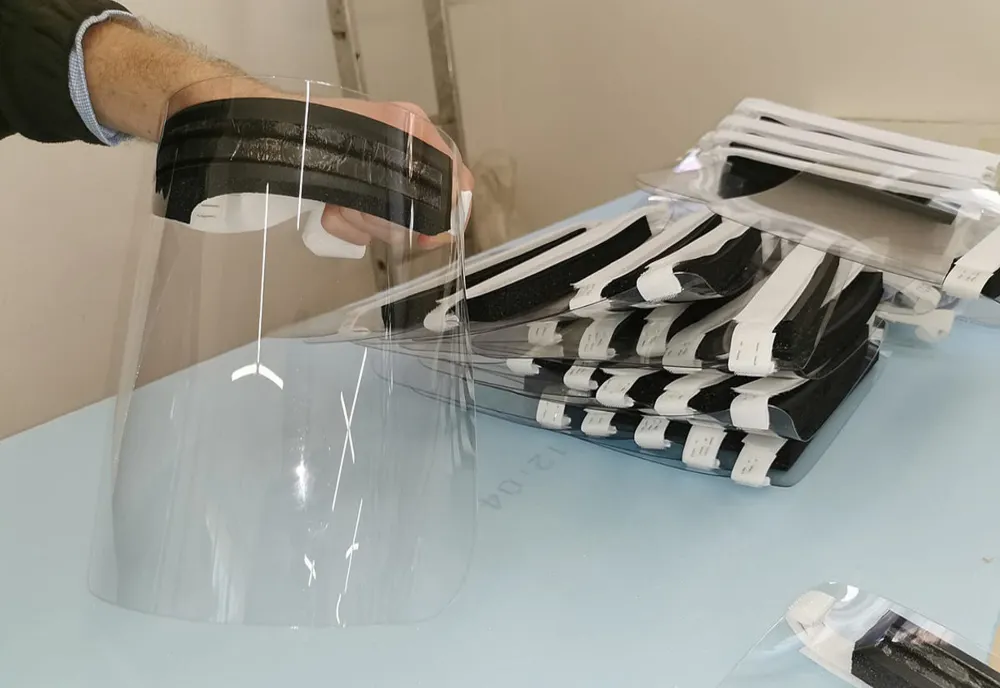 Viziere de protecţie, printate la imprimanta 3D, pentru Ambulanța Covasna