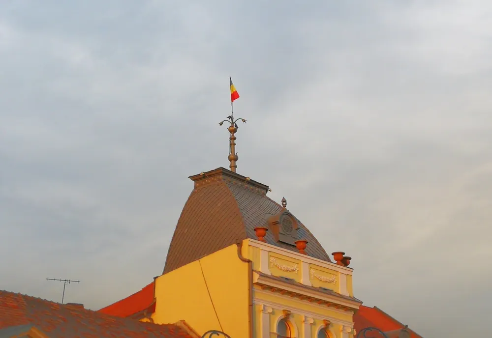 Tribunalul Covasna a respins acțiunea în cazul drapelului de pe turla Primăriei Sfântu Gheorghe