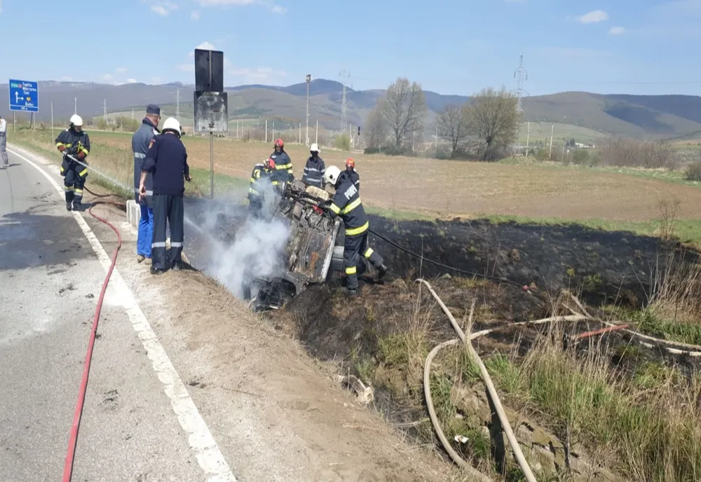 IPJ Covasna: șoferul mașinii care a luat foc în apropiere de Bodoc, nu era atent la drum