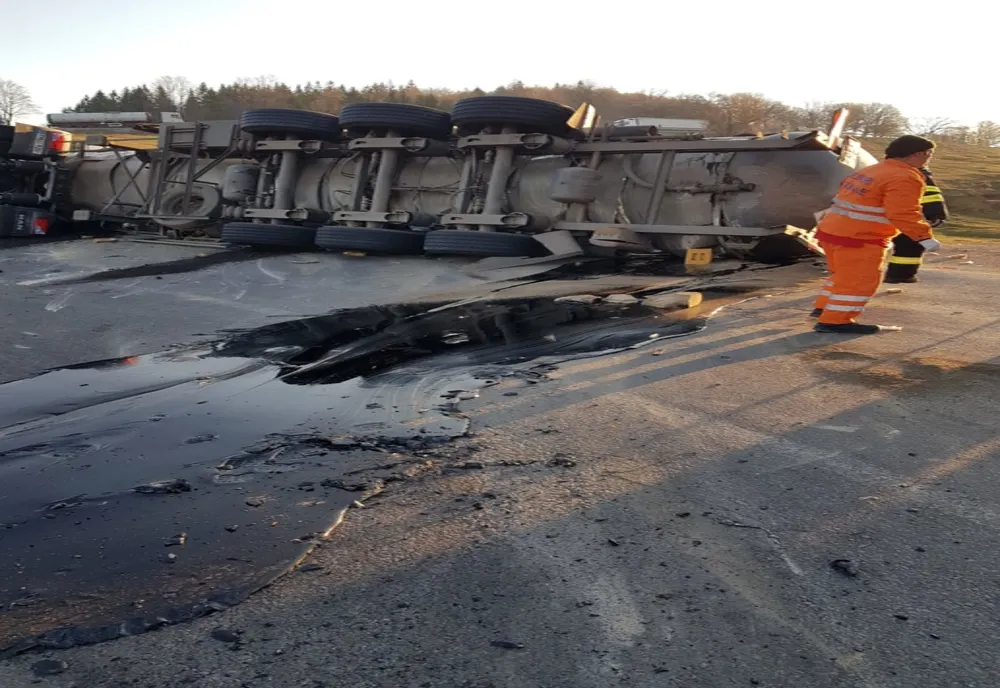 Șoferul cisternei răsturnată pe DN 11, la Oituz, avea viteză prea mare
