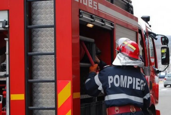 Maşină de gunoi cuprinsă de flăcări la Sfântu Gheorghe