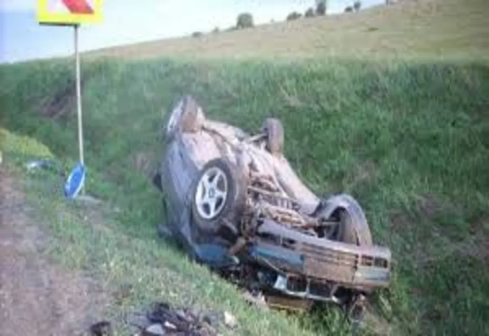 Copil de 15 ani, răsturnat cu maşina în şanţ pe un drum din judeţul Covasna