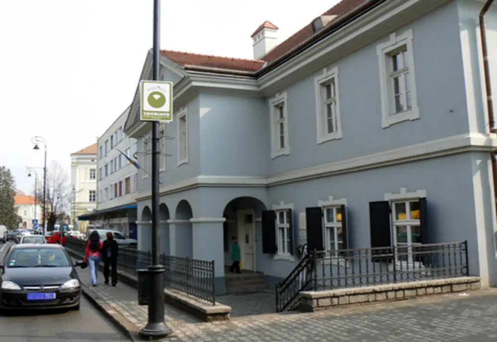 Expoziție de pictură și grafic, miercuri, la Casa cu Arcade