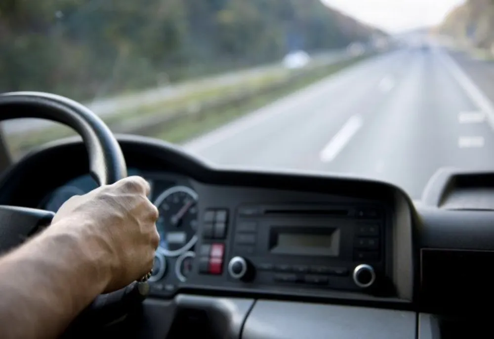Prins de polițiști în timp ce conducea un vehicul fără să dețină permis