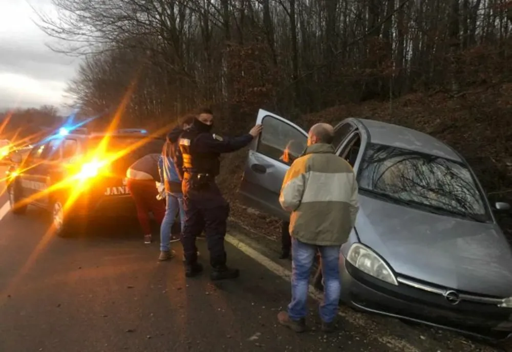 Intervenție rapidă a jandarmilor după producerea unui accident rutier