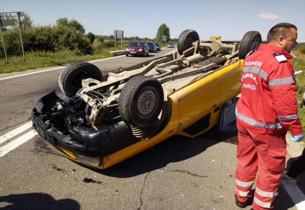 Mașină răsturnată pe DN12