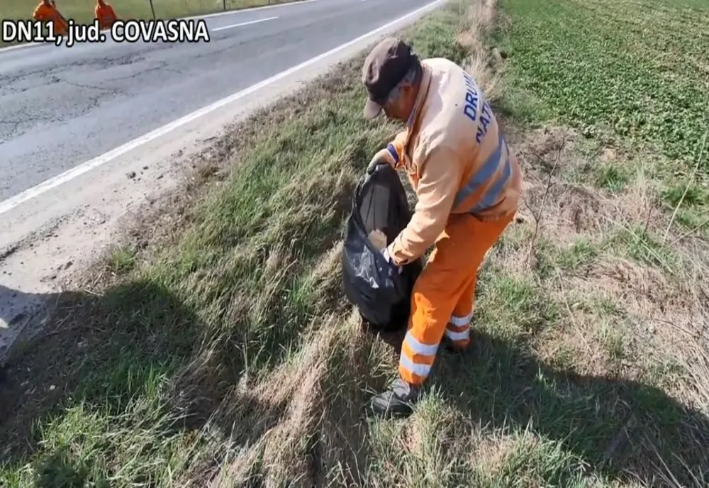VIDEO Curățenia de primăvară în zona drumurilor naționale a demarat în forță în județul Covasna! 