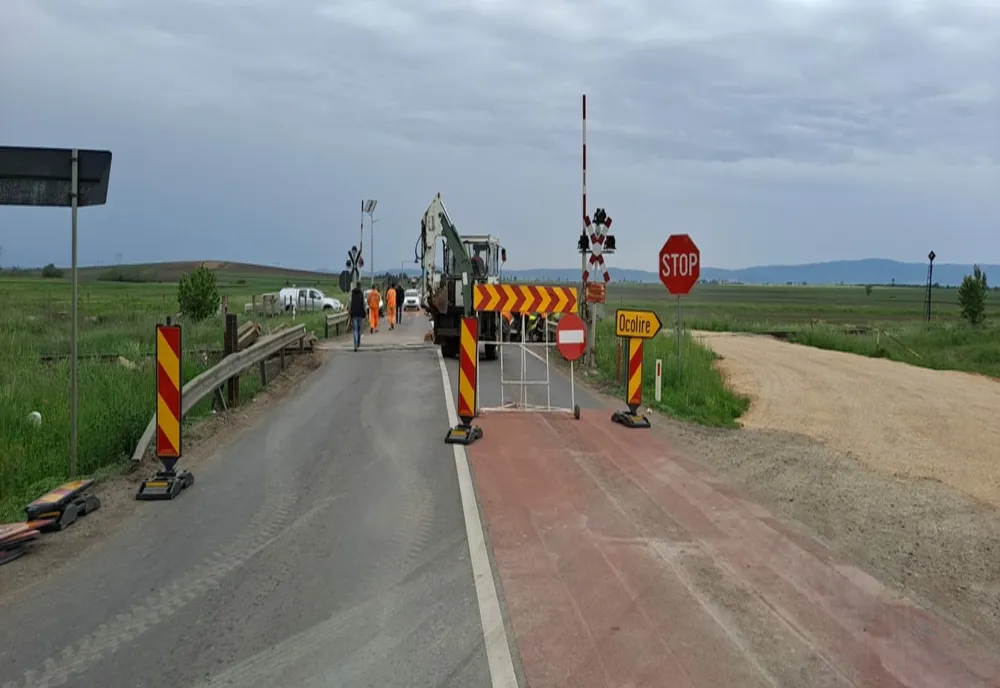 Lucrări la trecerea la nivel cu calea ferată din Moacșa, pe DN11