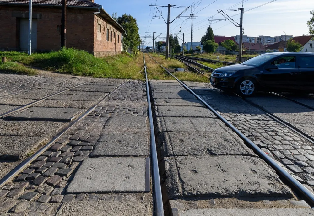 Trecerea la nivel cu calea ferată din Sfântu Gheorghe va fi închisă de astăzi!