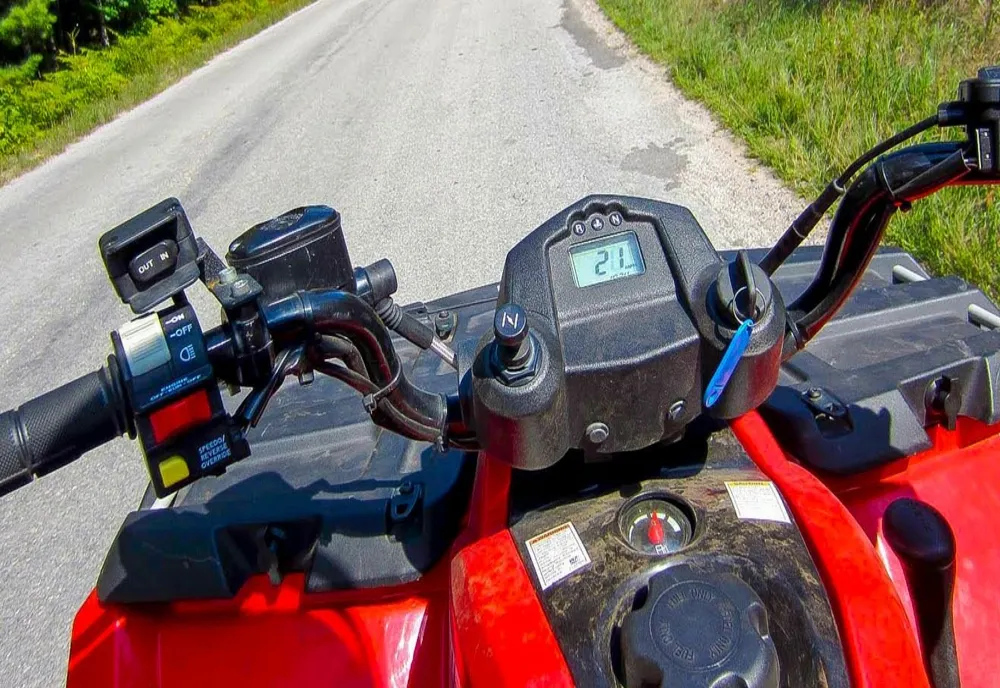 Un bărbat de 71 de ani a provocat un accident rutier după ce a condus, băut, un ATV