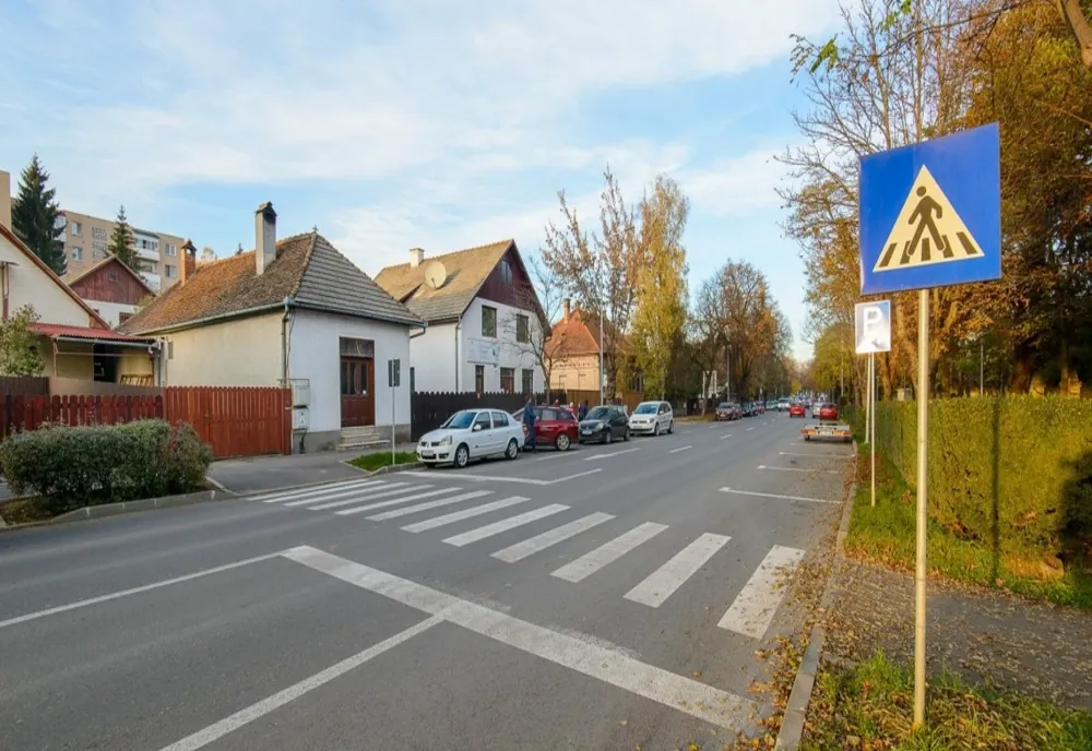 De mâine încep lucrările de vopsire a marcajelor rutiere pe străzile Kós Károly și Vasile Goldiș