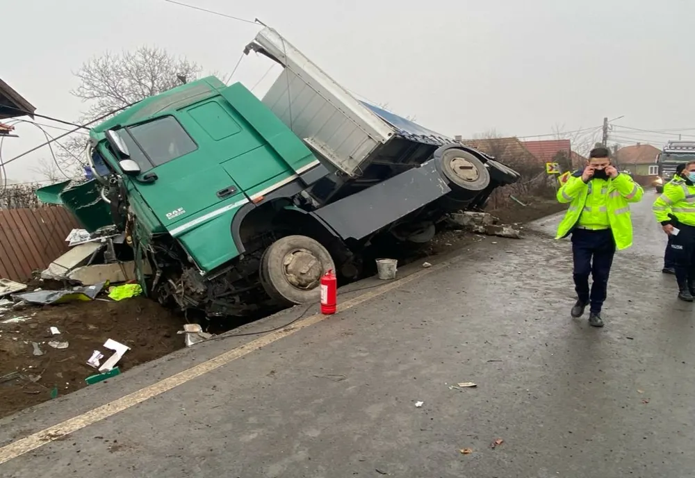 Camion răsturnat pe DN11