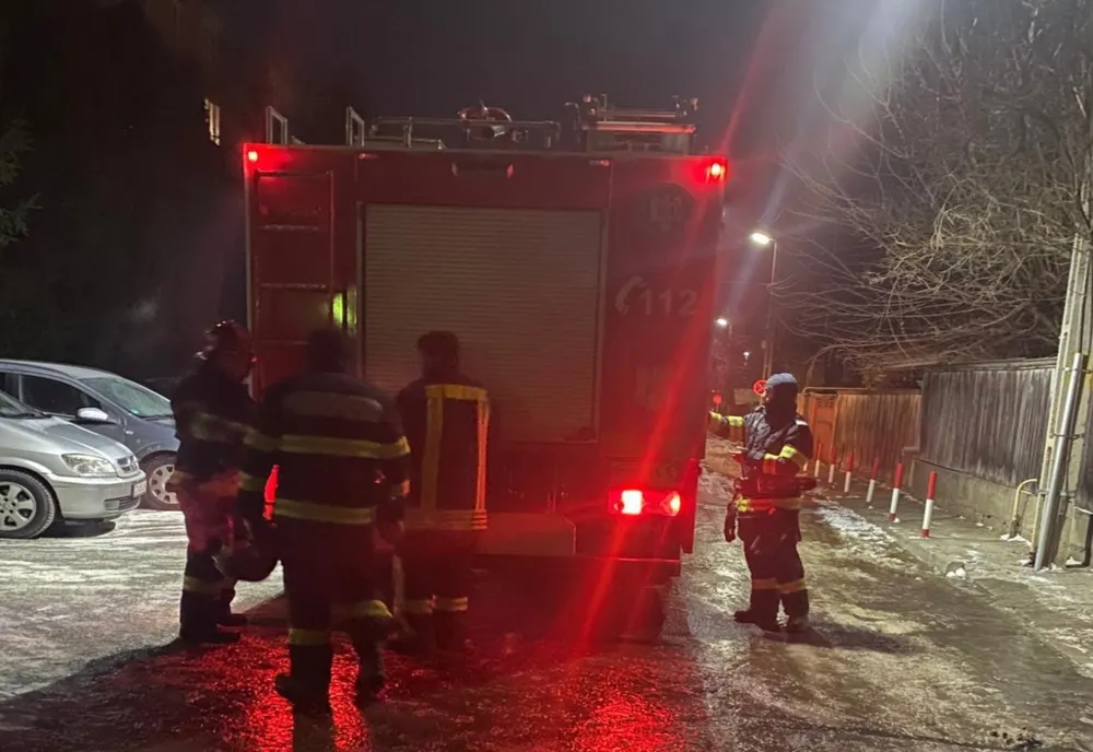 Pompierii covăsneni, intervenție la -12 grade celsius
