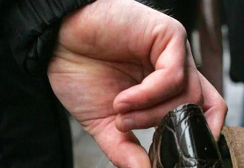 Persoană bănuită de săvârșirea infracțiunii de furt calificat depistată în flagrant de polițiști